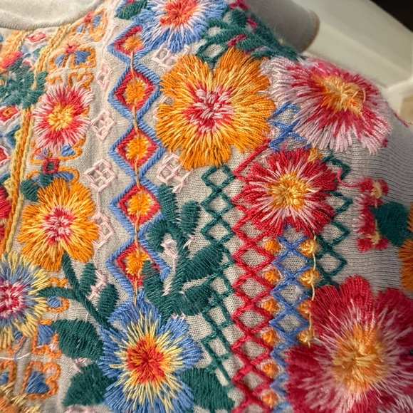 Savannah Jane Embroidered Floral V-Neck Top - Picture 2 of 9